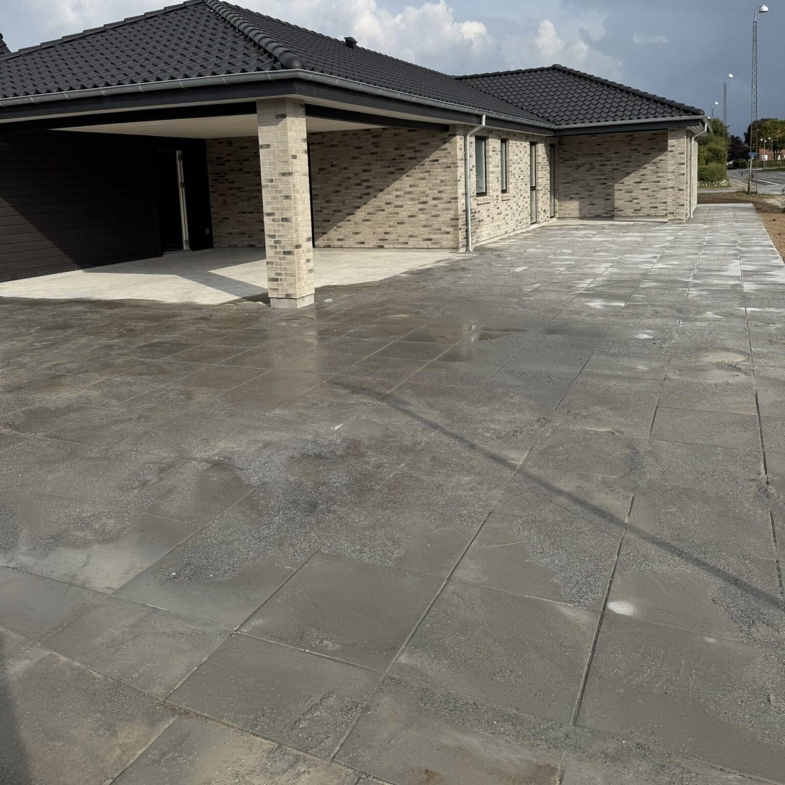 Gepflasterte Terrasse und Einfahrt mit 60 × 60 cm Betonplatten