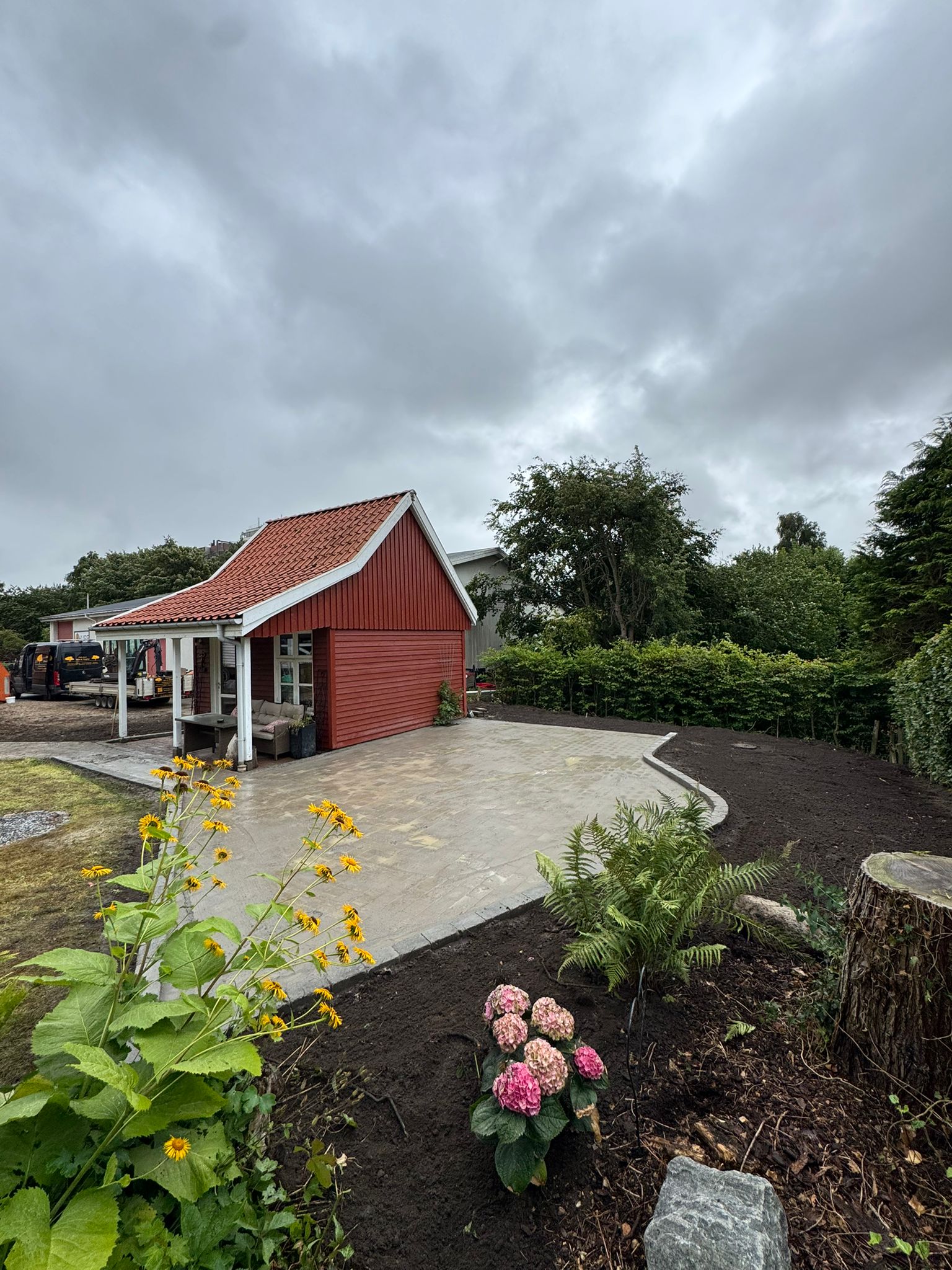 Terrasse am Gartenhaus mit Herregårdssten